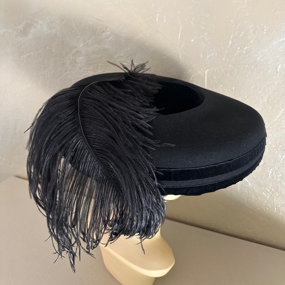 SHOWSTOPPER 1980s\' DESIGNER BLACK FELT CARTWHEEL HAT + LARGE OSTRICH FEATHER main image 8